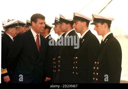 Prinz Andrew - der während der Falklands ein Hubschrauberpilot war - spricht mit einigen der Crew, als er am Kai ankommt, bevor er heute (Dienstag) in Southampton an Bord von Canberra geht. Der Liner, der trotz ihres Einsatzes im Falklandkonflikt unbeschadet überlebte, kehrte heute zu einem äußerst emotionalen Herzlich Willkommen. zurück Siehe PA Geschichte ROYAL Canberra. Foto Tim Ockenden /PA Stockfoto