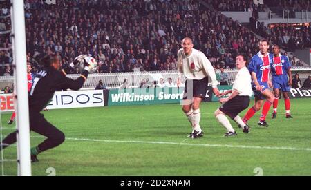 Paris St Germain V Liverpool. PSG-Torwart Bernard Lama rettet Robbie Fowler einen Torversuch. Pic Dave Kendall. Stockfoto