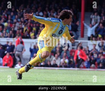 Chelsea's Zola feiert Torschießen seiner Teams 2. Tor gegen Wimbledon, in der heutigen (Sonntag) FA Cup Halbfinale in Highbury. Foto von Martyn Hayhow. Siehe PA Story SOCCER Highbury. Stockfoto