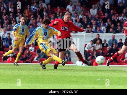 Chelsea's Zola (Mitte) erzielte sein Team 2. Tor gegen Wimbledon, wie er vorbei an einem Wimbledon Verteidiger, in der heutigen (Sonntag) FA Cup Halbfinale in Highbury. Foto von Martyn Hayhow. Siehe PA Story SOCCER Highbury. Stockfoto