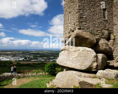 Carn Brea Castle blickt auf Redruth von der Spitze von Carn Brea, Cornwall. Stockfoto