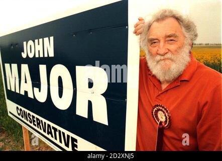 Der Botaniker David Bellamy hat heute (Montag) in Hungtingdon seine Kampagne gestartet, um den Premierminister von seinem Parlamentssitz zu verdrängen. Bellamy, 63, steht für die Volksentscheidungspartei in Huntingdon, Cambs, und ist zuversichtlich, dass er sich in die 36,230-Mehrheit von John Major einarbeiten kann, die größte im Land. Siehe PA Story WAHL Bellamy. Foto von Findlay Kember. Stockfoto