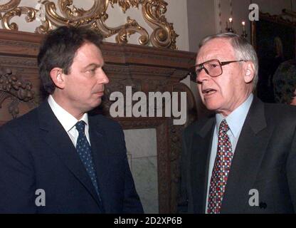 Der Gewerkschaftsführer Tony Blair spricht mit dem Vorsitzenden der Associated Newspaper, Sir David English, nachdem er heute (Dienstag) beim jährlichen Press Club Lunch in der Stationers' Hall, London, gesprochen hat. Siehe PA Story WAHL Blair. Bild von Sean Dempsey/PA Stockfoto