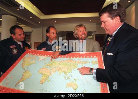 Virgin Boss Richard Branson (2. Rechts), der heute (Mi) seine Absicht angekündigt hat, auch in diesem Winter wieder eine Umrundung des Globus durch Ballon zu versuchen. Am Great Balloon Race nehmen die Schweizer Mitglieder Bertrand Piccard (2. Links) und Wim Verstraeten im Breitling Orbiter Teil und Bo Kemper (rechts) vom amerikanischen Steve Fossett 'Solo Spirit' Team, die alle im vergangenen Jahr Abtreibungen auf den Rekord untergingen. Siehe PA Geschichte SOCIAL Branson. Foto von Fiona Hanson/PA Stockfoto