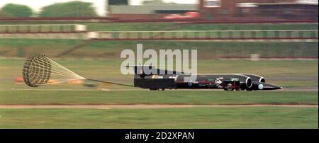 Thrust SSC Supersonic Car, das von RAF-Pilot Andy Green gefahren wird, wird am heutigen Nachmittag (Donnerstag) auf dem Farnborough Air Field getestet, bevor die Testfahrten im nächsten Monat in Jordanien beginnen. Das Team wird im September Kopf an Kopf mit dem Spirit of America-Team gehen, um Mach 1 zu erreichen - zufälligerweise der 50. Jahrestag des ersten Überschallflugs. Foto von Tim Ockenden/PA Stockfoto