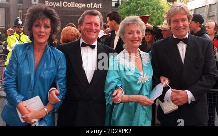 Darsteller der Granada TV SOAP Coronation Street, (l bis r) Amanda Barrie, Johnny Briggs, Thelma Barlow und Bill Roache, treffen zur BAFTA-Preisverleihung in der Royal Albert Hall, London, ein. Stockfoto