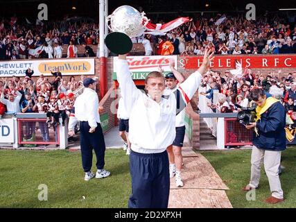 Ein zweites Jahr in Folge kehrt der St Helens RLFC Capt Bobby Goulding mit dem Silk Cut Centenary Challenge Cup auf den Boden der Knowsley Road zurück, nachdem er Bradford Bulls in Wembley besiegt hat. PIC Dave kendall. Stockfoto