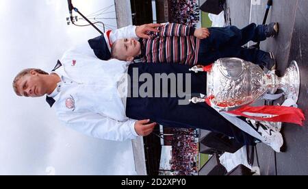 Ein stolzer Moment für Vater und Sohn (Bobby Goulding Junior). Ein zweites Jahr in Folge kehrt St Helens RLFC Capt Bobby Goulding mit dem Silk Cut Centenary Challenge Cup in den Klubs Knowsley Road Ground zurück, nachdem er Bradford Bulls in Wembley besiegt hat. Pic Dave Kendall. Stockfoto