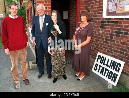 Der Vorsitzende der Volksentscheidungspartei, Sir James Goldsmith, mit seiner Frau Annabel (ganz rechts), seiner Tochter Jemima (Mitte) und seinem Sohn Zac (ganz links), nachdem er im Wahllokal in Ham, Surrey, ihre Stimmen abgegeben hatte. Stockfoto