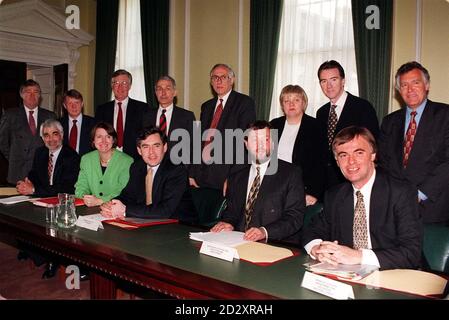 Die erste Sitzung des Cabinet Sub-Committee EA (WW) (Welfare to Work), im Kabinett Büro in London heute Morgen (Weds). (l/r zurück) Generalzahler, Geoffrey Robinson, Minister des Innern, Alun Michael, Minister für Umwelt, Michael Meacher, Minister of State DSS, Frank Field, schottischer Sekretär, Donald Dewar, nordirischer Sekretär, Marjorie Mowlam, Minister ohne Portfolio, Peter Mandelson, Parlamentarischer Staatssekretär, walisisches Büro, Peter Hain. (l/r Front) Chief Secretary to the Treasury, Alistair Darling, Sozialsekretär, Harriet Harman, Cha Stockfoto