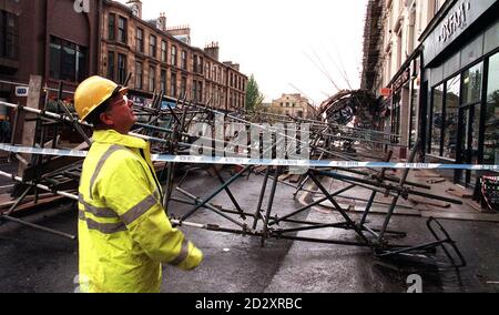 Fußgänger und Autofahrer hatten eine wunderbare Flucht, als heute (Mittwoch) 80 Fuß Gerüste auf einer belebten Straße in Glasgow zusammenstürzten. Niemand wurde verletzt, aber einige Leute waren in den Geschäften und Büros darunter gefangen, bis die Bauarbeiter das umgestürzte Gerüst sicher gemacht hatten. Der Vorfall ereignete sich um die Mittagszeit an der Kreuzung von Byres Road und Ashton Lane im westlichen Ende von Glasgow. Der Verkehr auf der Byres Road - eine der belebtesten Straßen im westlichen Ende der Stadt - bleibt umgeleitet. Foto von Louisa Buller/PA. Stockfoto