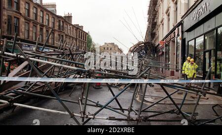 Fußgänger und Autofahrer hatten eine wunderbare Flucht, als heute (Mittwoch) 80 Fuß Gerüste auf einer belebten Straße in Glasgow zusammenstürzten. Niemand wurde verletzt, aber einige Leute waren in den Geschäften und Büros darunter gefangen, bis die Bauarbeiter das umgestürzte Gerüst sicher gemacht hatten. Der Vorfall ereignete sich um die Mittagszeit an der Kreuzung von Byres Road und Ashton Lane im westlichen Ende von Glasgow. Der Verkehr auf der Byres Road - eine der belebtesten Straßen im westlichen Ende der Stadt - bleibt umgeleitet. Foto von Louisa Buller/PA. Stockfoto