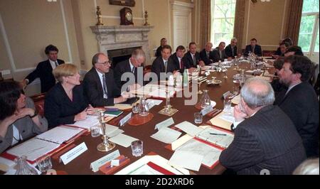 Das neue Kabinett trifft sich offiziell zum ersten Mal in der Downing Street 10. (Im Uhrzeigersinn von ganz links, nur Gesichter); Clare Short (Ministerin für internationale Entwicklung) Ann Taylor (Leiterin des Unterhauses), *Donald Dewar (schottischer Sekretär), Sir Robin Butler (Kabinettsminister), Tony Blair (Premierminister), John Prescott (stellvertretender Premierminister/Umwelt- und Verkehrssekretär), Jack Cunningham (Landwirtschaftsminister), Chris Smith (Staatssekretär für Kulturerbe), Ron Davies (Walisischer Sekretär), Alistair Darling (Chief Secretary to the Treasury), (nicht identifiziert), George Robertson (Verteidigungsminister), Stockfoto