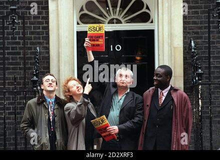 L-R David Warner, Direktor des Obdachlosen Netzwerks, Lady Olly Grender, Direktor der Kommunikation für Shelter, John Bird, Gründungsherausgeber der großen Ausgabe und Victor Adebowale, Chief Executive von Centerpoint, außerhalb 10 Downinmg Street heute (Donnerstag). Herr Bird hat heute Premierminister Tony Blair einen 10-Punkte-Plan zur Bekämpfung der Obdachlosigkeit vorgelegt. Foto von Fiona Hanson/PA. Siehe PA Story SOZIALE Obdachlose. Stockfoto