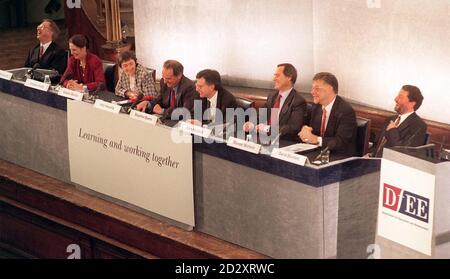 Der Minister für Bildung und Beschäftigung David Blunkett (ganz rechts) und sein Ministerteam halten heute (Mi) in der Westminster Central Hall 2,500 Beamten des Ministeriums ihr Missionsstatement vor. Volles Team (l bis r) Andrew Smith, Baroness Blackstone, Estelle Morris, Kim Howells, Stephens Byers, Alan Howarth, Michael Bichard, David Blunkett. Foto von Stefan Rousseau/PA Stockfoto