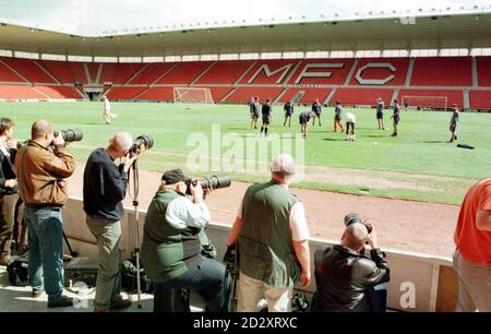 Mitglieder der Medien beobachten den FC Middlesbrough heute (Mittwoch) bei einem Training im Riverside Stadion. Middlesbrough trifft Chelsea im FA Cup Finale in Wembley am Samstag. Foto Owen Humphreys/PA Stockfoto