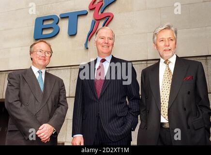 Britische Telecom-Führungskräfte in Zentral-London heute (Donnerstag) für die Ankündigung der Telecom-Riese das Gesamtjahr Ergebnisse. Die Ergebnisse dürften die letzten sein, die BT in seiner jetzigen Form produziert, da geplant ist, mit dem amerikanischen Telekommunikationsunternehmen MCI zusammenzuführen. Siehe PA Story CITY BT. FOTO VON SAM PEARE/PA. Von links nach rechts: Robert Bruce, Finanzdirektor, Sir Iain Vallance, Chairman und Sir Peter Banfield, Chief Executive. Stockfoto