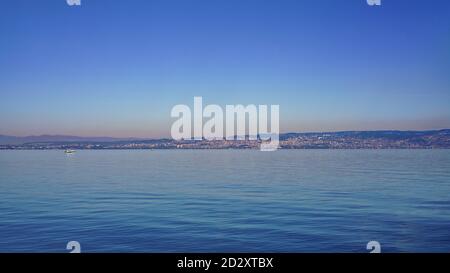 Schöne ruhige Gewässer des Genfersees mit Lausanne Stadtbild. Kanton Waadt in Romandy, Schweiz. Stockfoto