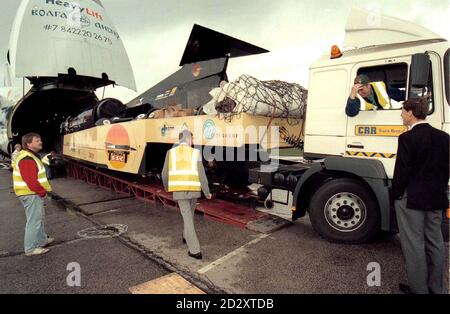 Ein Fahrer hat Probleme, das Schubauto SSC auf ein Antonov-124-Flugzeug am Londoner Flughafen Stansted zu laden, als er sich heute Nachmittag (Dienstag) auf den Flug nach Jordanien zum Testen vorbereitet. Staffelführer Andy Green (ganz rechts) wird versuchen, den Geschwindigkeitsrekord im Auto noch in diesem Jahr zu brechen. Foto von Findlay Kember/PA. Stockfoto