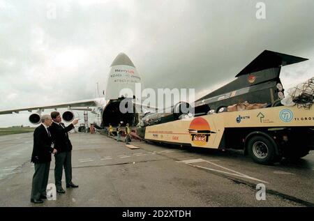 Ein Fahrer hat Probleme, das Schubauto SSC auf ein Antonov-124-Flugzeug am Londoner Flughafen Stansted zu laden, als er sich heute Nachmittag (Dienstag) auf den Flug nach Jordanien zum Testen vorbereitet. Staffelführer Andy Green (R) wird versuchen, den von Roy Ayers (links) entworfenen Landgeschwindigkeitsrekord im Auto noch in diesem Jahr zu brechen. Foto von Findlay Kember/PA. Stockfoto