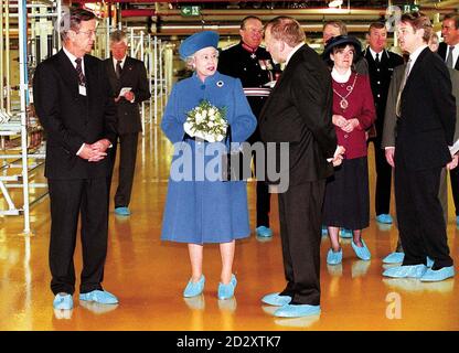 Die Queen trägt Schutzschuhe, die heute (Freitag) im neuen Siemens-Werk in Wallsend, North Tyneside, gezeigt werden. Ihre Majestät eröffnete die riesige Mikrochip-Fabrik mit einer historischen offiziellen Zeremonie über das Internet auf der ganzen Welt übertragen. Es wird angenommen, dass dies das erste Mal ist, dass die Königin live in Sicht und Sound gegangen ist. Siehe PA Geschichte ROYAL Factory. WPA ROTA Foto von Owen Humphreys/PA. Stockfoto