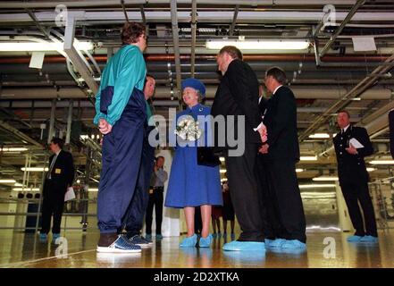 Die Queen trägt Schutzschuhe, die heute (Freitag) im neuen Siemens-Werk in Wallsend, North Tyneside, gezeigt werden. Ihre Majestät eröffnete die riesige Mikrochip-Fabrik mit einer historischen offiziellen Zeremonie über das Internet auf der ganzen Welt übertragen. Es wird angenommen, dass dies das erste Mal ist, dass die Königin live in Sicht und Sound gegangen ist. Siehe PA Geschichte ROYAL Factory. WPA ROTA Foto von Owen Humphreys/PA. Stockfoto