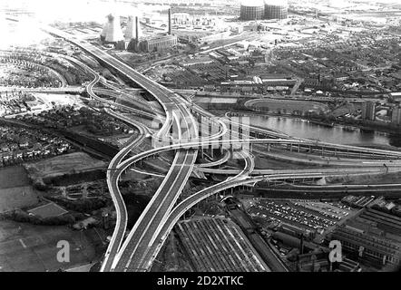 Spaghetti Junction in Birmingham - Europas größtem Autobahnkreuz - wie vor 25 Jahren. Obwohl von vielen als ein Eyesore angesehen, feiert die Highways Agency heute ihren Silberjubiläum, indem sie 25 silberne Ballons über dem berüchtigten Interchange veröffentlicht. Stockfoto