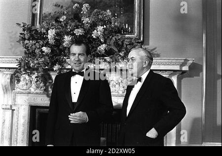 Der US-Präsident Richard Nixon (links) mit Premierminister Harold Wilson in der Downing Street 10. Der Präsident war der Gast des Premierministers bei einem Arbeitsessen, bei dem sie ihre Diskussionen über die Weltpolitik fortsetzen sollten. *31/05/1997-Präsident Clinton wird der erste ausländische Politiker, der sich während seines eintägigen Besuchs in London an das britische Kabinett wenden wird. *1/1/2000 - Minister in Wilsons Labour-Regierung befürchteten, dass die amerikanische Außenpolitik unter dem neuen US-Präsidenten Richard Nixon Frankreich auf Kosten Großbritanniens begünstigen würde, so offizielle Papiere, die am 1. Januar 2000 veröffentlicht wurden Stockfoto