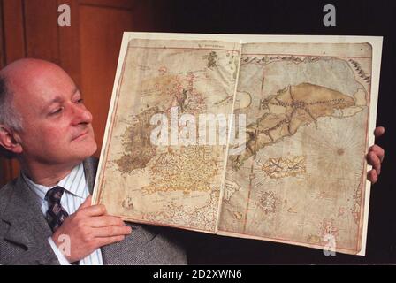 Peter Barber, ein Kartenbibliothekar an der Britsh Library in London, hält die neueste Akquisition der weltberühmten kartografischen Sammlung der Bibliothek bereit. Der 'Mercator Atlas of Europe' stammt aus dem 16. Jahrhundert und wird angenommen, dass er von Gerard Mercator geschaffen wurde. * (151201594) der Erfinder des Weltatlas und wohl der größte Kartograph der frühen Neuzeit. Stockfoto