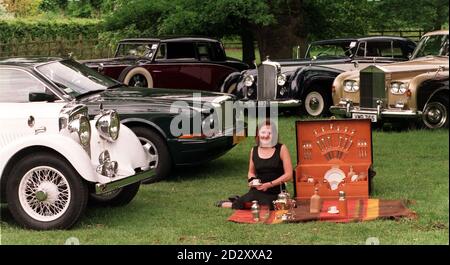Sotheby's Jessica Percival sitzt mit einer Louis Vuitton Picknickbox, geschätzt auf 14,000, mit einer Auswahl von Autos, darunter (links) ein 1935 Bentley 3 1/2 Liter, geschätzt auf 35,000 und ein Bentley Continental R 1992, Geschätzt auf 110,000 und die teuerste Ausstellung im Angebot auf der Automobilia Auktion im Althorp Park, morgen (Samstag). Foto von Rebecca Naden/PA Stockfoto