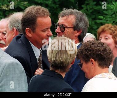 Bernard Figard (Brille) wird von John Dickinson (dessen Tochter Caroline in Frankreich ermordet wurde) in einem Gedenkgarten in der St. Andrews Church, Ombersley, begrüßt, um die französische Studentin Celine Figard zu ermorden. Im Vordergrund Madame Martine Figard (rechts) und Sue Dickinson. Siehe PA Geschichte MEMORIAL Celine. BILD DAVID JONES/PA Stockfoto