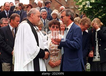 Bernard und Martine Figard sprechen heute (Montag) mit Canon Peter Kerr in einem Gedenkgarten in der St. Andrews Church, Ombersley, zu ihrer Tochter, ermordete französische Studentin Celine Figard. Hinter dem Kanon sind John und Sue Dickinson und ganz rechts Pauline und Roger Parrish. Ihre Töchter wurden bei einem Besuch in Frankreich ermordet. BILD DAVID JONES/PA Stockfoto