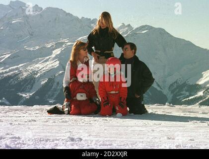 DUCHESS & DUCHESS OF YORK SKIFAHREN IM SCHWEIZER RESORT VON VERBIER ABGEBILDET MIT IHREN BEIDEN TÖCHTERN BEATRICE UND EUGENIE,UND SUSAN BARRENTAS Stockfoto
