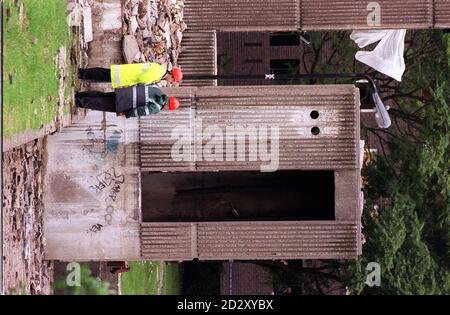 Experten inspizieren das Gebiet der Gasexplosion, die an diesem frühen Morgen (Donnerstag) durch einen 21-stöckigen Wohnblock in der Hotspur Street in Kennington im Süden Londons riss. Elf Menschen wurden verletzt und achtundachtzig Wohnungen wurden nach der Kesselraumexplosion evakuiert, die alle Fenster von Kerrin Point Flats und viele im Nachbarblock ward Point ausbliesen. Glas und Schutt wurden bis zu 100 Meter vom Gebäude entfernt geschleudert und viele Autos, die darunter geparkt waren, beschädigt. Siehe PA Geschichte POLIZEI Blast. Foto von Michael Stephens/PA. Stockfoto