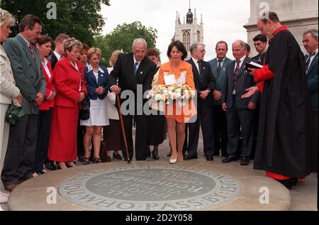 Der Dekan von Westminster, Canon David Hutt (ganz rechts) liest ein Gebet als Familie und Freunde der unschuldigen Menschen, die von britischen Soldaten an dem, was bekannt wurde als "Blutige Sonntag" im Jahr 1972 getötet wurden, versammeln sich um einen Gedenkstein heute (Donnerstag) in ihrer Erinnerung gelegt. Linda Roddy (Mitte, orangefarbener Anzug) und Michael Bradley (Mitte rechts, dunkler Anzug), beide verloren bei der Tragödie ein Mitglied ihrer Familie und legten einen Kranz auf den Stein außerhalb der Westminster Abbey in London. Foto von David Cheskin/PA Stockfoto