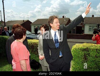 Tony Blair und seine Frau Cherie treffen sich heute (Freitag) bei einem Besuch in Trimdon im Sedgefield Consituency. Foto von Paul Barker/PA. Sehen Sie sich die PA-Geschichte an. Stockfoto