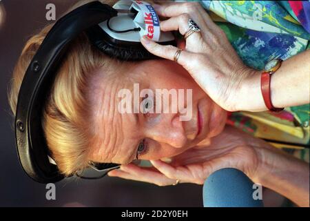 Christine Hamilton, Ehefrau des ehemaligen Abgeordneten von Tatton, Cheshire, Neil Hamilton, hört heute (Montag) während eines Telefongesprächvorgangs auf Talk Radio in der Londoner Oxford Street Anrufer. Foto von David Cheskin/PA Stockfoto