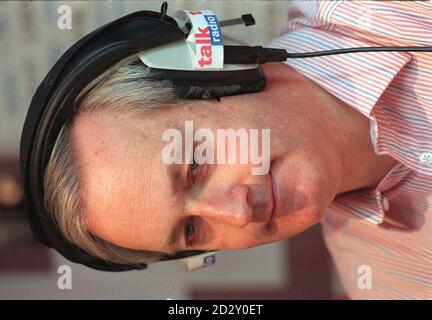 Neil Hamilton, ehemaliger Abgeordneter von Tatton, Cheshire, hört Anrufer heute (Montag) während eines Telefongesprächvorgangs auf Talk Radio in der Londoner Oxford Street. Foto von David Cheskin/PA Stockfoto