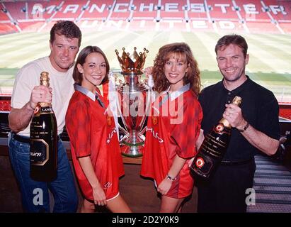 Gary Palister von Manchester United (ganz links) und Brian McClair (ganz rechts) posieren mit Rotten-Fans, Emma Hartley (Mitte links) und Gaynor Smith (Mitte rechts) beim Start der eigenen Champagne-Marke des Clubs heute (Weds) - genau das Richtige, um den Gewinn der Premiership Trophy zu feiern! Foto von Dave Kendall/PA Stockfoto