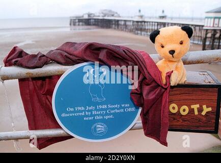 Einer der berühmtesten Söhne von Blackpool, Sooty, wird mit einer speziellen Gedenktafel geehrt, die den Ort am North Pier markiert, an dem er vor fast 50 Jahren von Harry Corbett entdeckt wurde. Pic Dave Kendall. Stockfoto