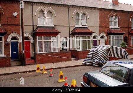 POST & POST. Die Polizei am Ort des heutigen (Montag) dreifachen Mordes im Haus in Golds Hill Road, Handsworth, Birmingham, wo sie einen Mann und eine Frau fanden, glaubten, Herr Gureeb Chand und seine Frau Swarani zu sein, beide in ihren 60ern, in einem Zimmer im Erdgeschoss. Ihr Sohn Rakesh, in seinen 20ern, wurde auch tot aufgefunden. Sie hatten alle schwere Kopfverletzungen erlitten. . SEHEN SIE SICH DIE PA-GESCHICHTE AN. Stockfoto