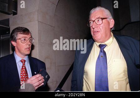 DUP-Chef Ian Paisley (rechts) und sein Stellvertreter Peter Robinson werden heute (Donnerstag) nach Gesprächen mit dem nordirischen Sekretär Mo Mowlam von den Medien bei der Mill Bank in London interviewt. Siehe PA Story ULSTER Talks. Foto von Sam Pearce. Stockfoto