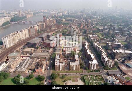 Der Blick über London, Richtung Osten entlang der Themse, vom Great Balloon Experience aus gesehen, das heute (Freitag) in die Luft geht und den Besuchern vom größten Tethered Ballon der Welt aus eine Vogelperspektive auf die Hauptstadt bietet. Ballon-Betreiber Supersky Trips bieten 15-minütige Fahrten von einem festen Standort an der Vauxhall-Brücke an, die bis zu dreißig Passagiere gleichzeitig befördern. Foto von Ben Curtis/PA Stockfoto