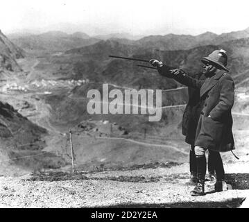 DER BRITISCHE RAJ: Der Prinz von Wales besucht den Khyber Pass. Lieut. General Barrow erklärt die Sehenswürdigkeiten von HRH auf dem Grat mit Blick auf die britisch-afghanische Grenze. Das Landi Khana, ein britischer Pfosten, ist im Tal und in der Ferne sind die afghanischen Berge. Stockfoto