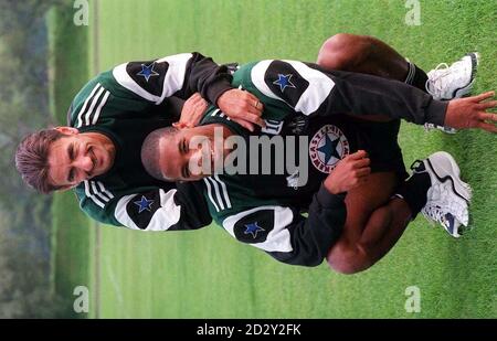 Stürmer Ian Rush (TOP) John Barnes beim FC Newcastle nach dem Unterschreiben mit ihrem ehemaligen Liverpool-Manager Kenny Dalglish. Ian Rush trägt das T-Shirt Nummer 8, das dem alten Jungen Peter Beardsley gehört, von dem angenommen wird, dass er schließlich zu Premership Bolton umzieht. Foto von Owen Humphreys/PA. Siehe PA Story SOCCER Newcastle Stockfoto