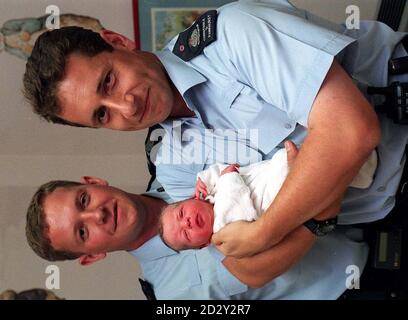 PC David Ashmore (links) und PC David Penkhurst mit dem neugeborenen Baby, das gestern (Mittwoch, 13. August) in einer Schuhbox in einer U-Bahn in Madeley, Telford, Shropshire, von einem Mann gefunden wurde, der mit seinem Hund unterwegs war. Das Baby, das seitdem nach den beiden Polizisten durch Krankenschwestern im Princess Royal Hospital in Telford „David“ genannt wurde, war vermutlich erst wenige Stunden alt, als er gefunden wurde. Die Polizei appelliert an die Mutter, sich zu melden. Siehe PA Geschichte POLIZEI Baby. Stockfoto