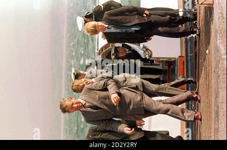 Der Prinz von Wales und seine Söhne, die Prinzen William (Kopf nach unten, hinter Charles) und Harry, kommen heute (Montag) von der Royal Yacht Britannia in Port Askaigh auf Islay an Land, wo sie erwartet wurden, auf dem Weg nach Balmoral weiterzumachen. Foto von Owen Humprheys/PA. Sehen Sie sich die PA-Geschichte an. Stockfoto