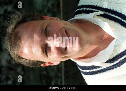 Undatierte Datei Bild des ehemaligen England Test-Spieler John Emburey Wer Feiert seinen 45. Geburtstag am Mittwoch 20. August.Foto von Rebecca Naden/PA Stockfoto