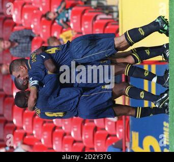Wimbledons Jason Euell (Mitte) wird von den Teamkollegen Vinnie Jones (rechts) und Robbie Earle gratuliert, nachdem sie seinem Team die Führung gegeben haben, indem sie heute (Samstag) nach 17 Minuten in ihrem Spiel gegen Sheffield Mittwoch im Selhurst Park Punkten. Foto von David Cheskin/PA Stockfoto