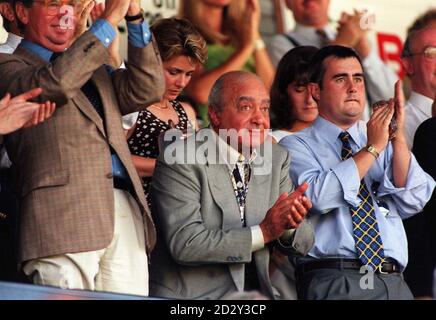 Der Milliardär Harrods-Chef Mohamed Al Fayed schaut sich heute (Samstag) eifrig den Fulham Football Club an - seine neueste Akquisition - für das erste Spiel der Saison. Herr Al Fayed Senior, der Fulham in diesem Sommer für 30 Millionen gekauft hat, wurde mit lautem Jubel begrüßt, als er sich in den Tribünen des Clubs der zweiten Liga mit Unterstützern mischte. Aber es gab keine Anzeichen für den Sohn Dodi, der mit Diana, Prinzessin von Wales, in romantischer Beziehung steht. Foto von David Cepskin/PA Stockfoto